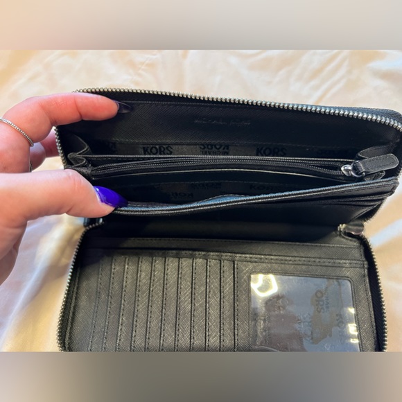Michael Kors Wallet - Picture 6 of 7